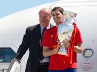 Spain's coach Vicente del Bosque (L) sta