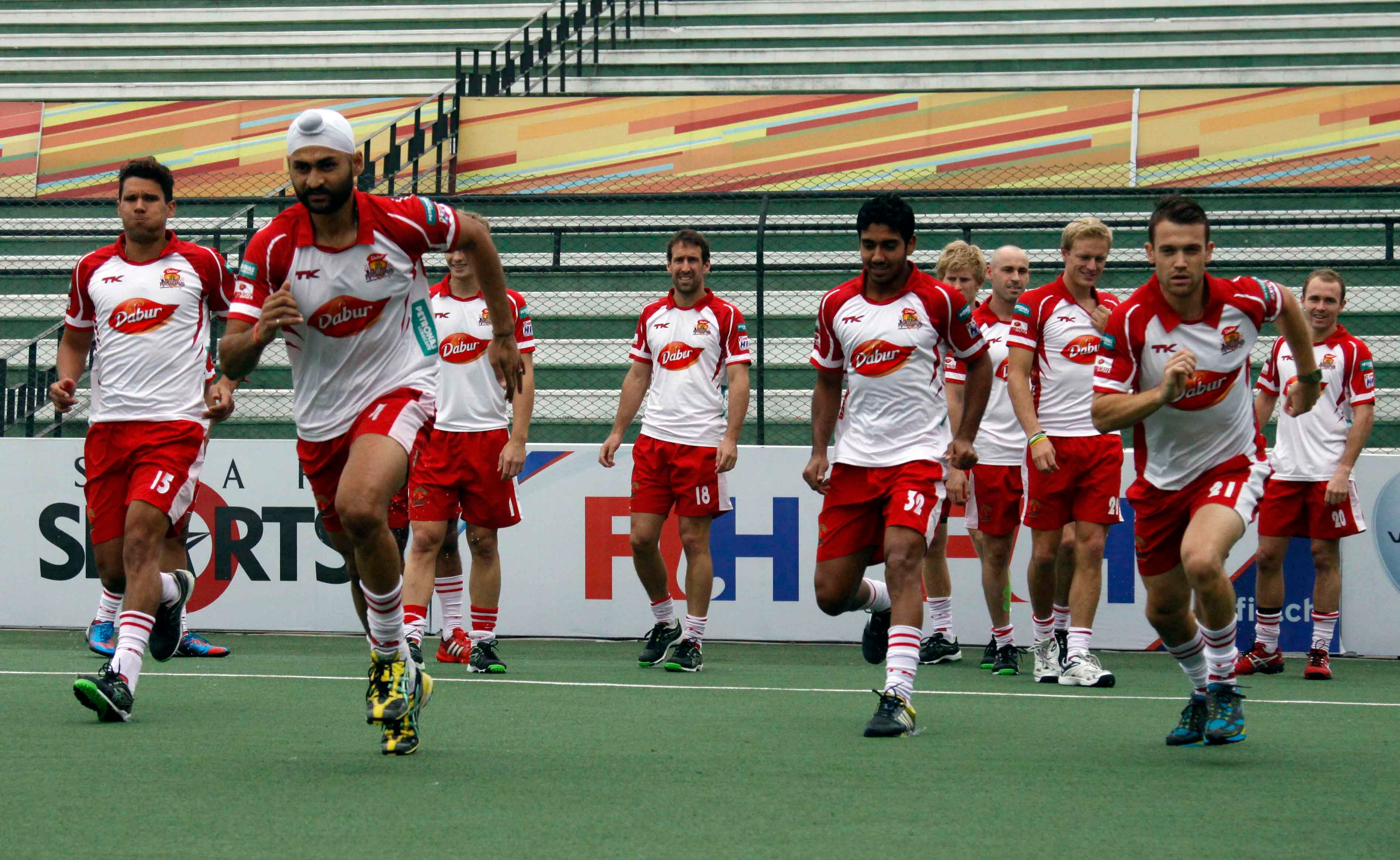 Dabur  Mumbai Magicians team during warp-up session at Lucknow against UP Wizards Match on 2nd Jan 2013 (3)