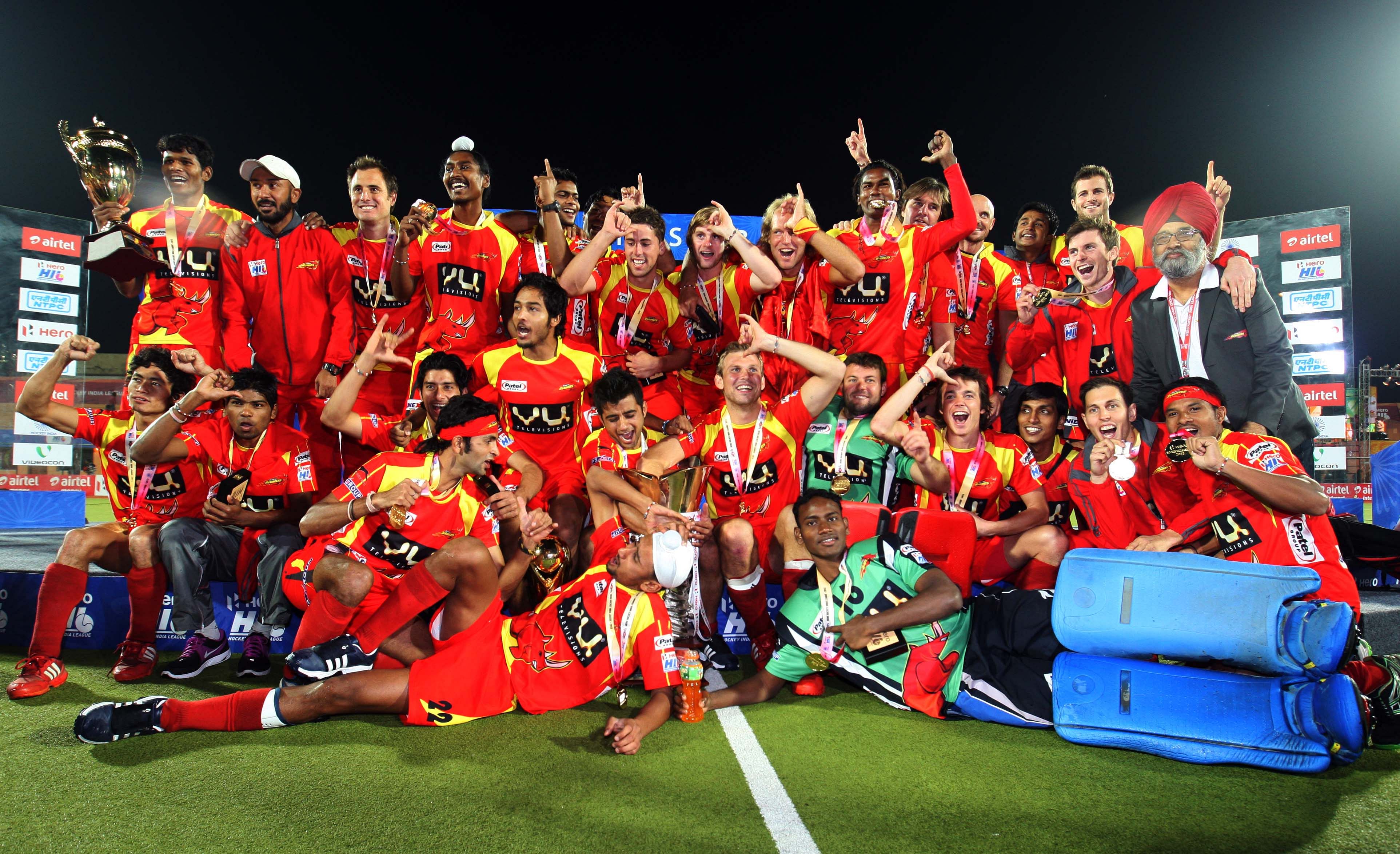 RR team after winning the final against DW at Ranchi on 10th Feb 2013 (1)