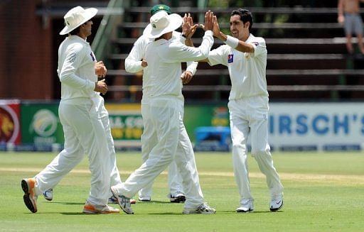 Pakistan&#039;s Umar Gul (R) celebrates the wicket of South Africa captain batsman Graeme Smith on February 1, 2013