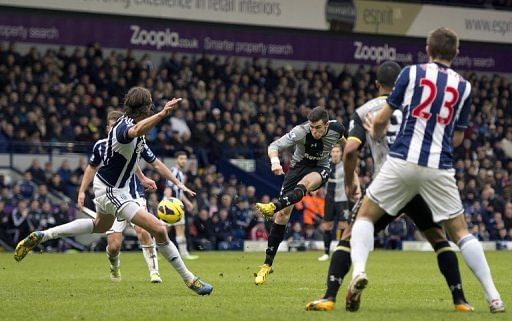 Tottenham Hotspur&#039;s Gareth Bale (C) scores the opening goal at West Bromwich, England, February 3, 2013
