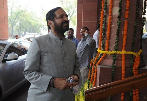 Suresh Kalmadi, India&#039;s former Olympics chief, arrives at parliament in New Delhi on March 12, 2012