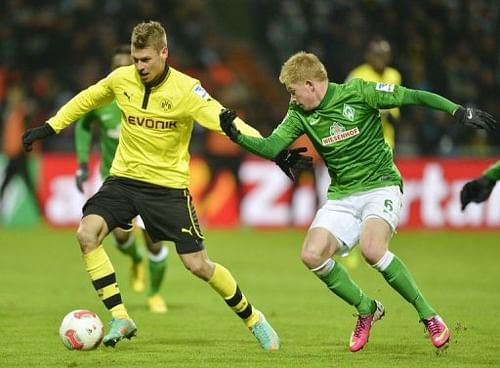 Borussia Dortmund's Sven Bender (L) holds off Bremen's Kevin De Bruyne on January 19, 2013