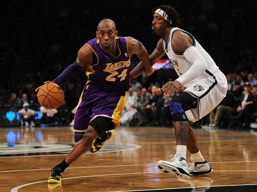 Kobe Bryant dunks on Brook Lopez and Gerald Wallace