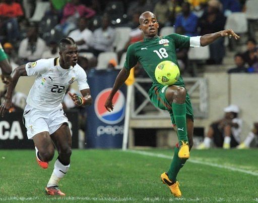 Ghana&#039;s midfielder Mubarak Wakaso (L) vies with Burkina Faso&#039;s midfielder Charles Kabore (R) on February 6, 2013