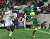 Ghana's midfielder Mubarak Wakaso (L) vies with Burkina Faso's midfielder Charles Kabore (R) on February 6, 2013