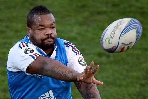 Mathieu Bastareaud passes the ball during a training session in Marcoussis, south of Paris on January 30, 2013