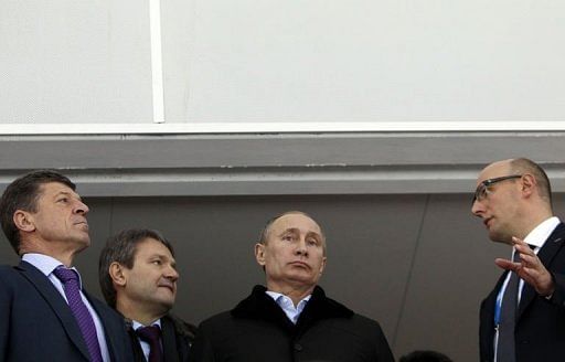 Russia&#039;s President Vladimir Putin (C) listens to Sochi 2014 CEO Dmitry Chernyshenko (R) in Sochi, on February 7, 2013