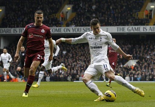 Tottenham Hotspur&#039;s midfielder Gareth Bale (R) shoots to score his second goal in London on February 9, 2013