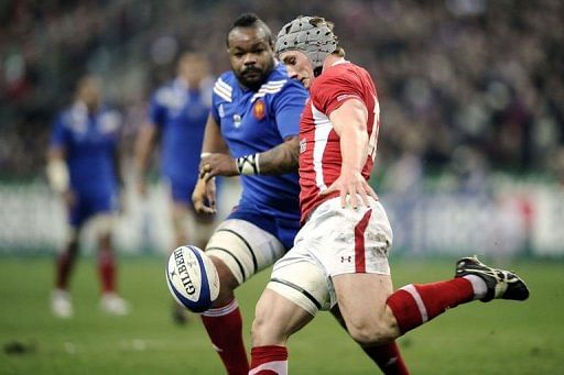 Wales&#039; Jonathan Davies (R) clashs with France&#039;s Mathieu Bastareaud, February 9, 2013 in Saint-Denis
