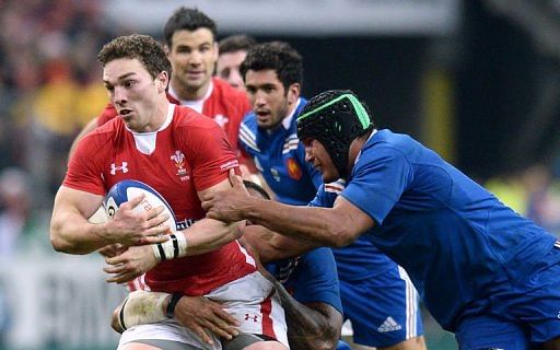 Wale&#039;s left wing George North (L) tries to escape France&#039;s captain Thierry Dusautoir on February 9, 2013 in Saint-Denis