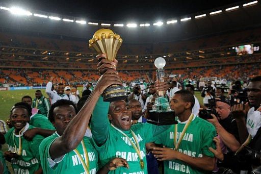 Nigeria&#039;s national football team players hold the trophy on February 10, 2013 at Soccer City stadium