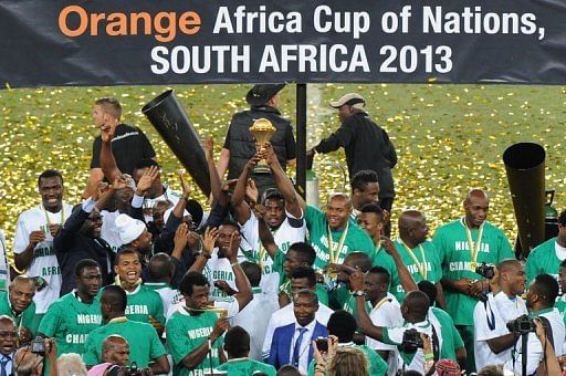 Nigeria&#039;s Joseph Yobo (C) holds the trophy as he and his teammates celebrate on February 10, 2013 at Soccer City stadium
