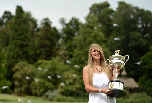 Victoria Azarenka holds the winners&#039; trophy at the Australian Open in Melbourne on January 27, 2013