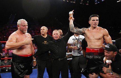 New Zealand&#039;s Sonny Bill Williams (R) celebrates victory over Francois Botha in Brisbane, February 8, 2013