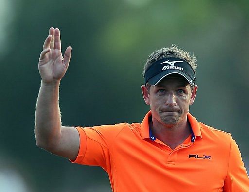 Luke Donald gestures to the crowd during the DP World Tour Championship, in Dubai, on November 24, 2012