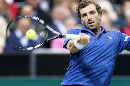 Federer stunned by Benneteau in Rotterdam
