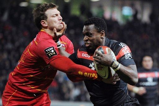 Toulouse&#039;s winger Yves Donguy (R) clashes with Perpignan&#039;s winger Adrien Plante