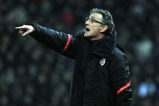 Toulouse&#039;s manager Guy Noves instructs his players against Perpignan on February 15, 2013 in Toulouse, southern France