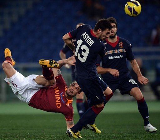 AS Roma&#039;s Pablo Daniel Osvaldo (L) fights for the ball with Cagliari&#039;s Luca Rossettini, in Rome, on Febuary 1, 2013