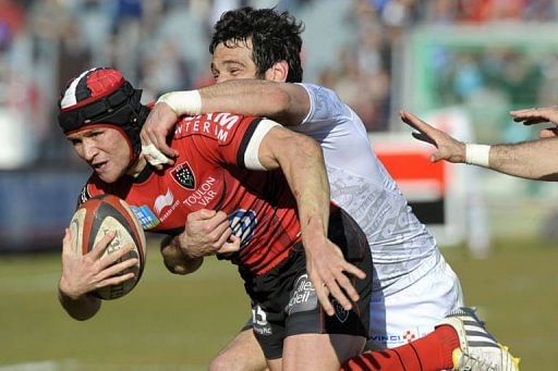 Toulon&#039;s centre Mathew Giteau runs with the ball on February 16, 2013 at the Mayol Stadium in Toulon, southern France