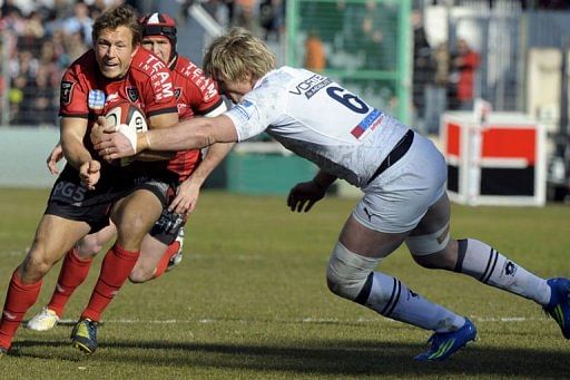 Toulon&#039;s fly-half Jonny Wilkinson (L) is tackled by Montpellier&#039;s flanker Remy Martin on February 16, 2013 in Toulon