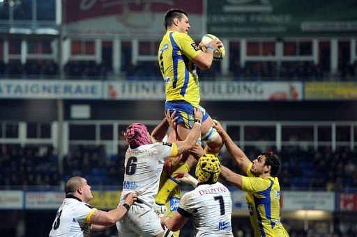 Clermont&#039;s lock Loic Jacquet (C) grabs the ball in a line-out on February 16, 2013 in Clermont-Ferrand