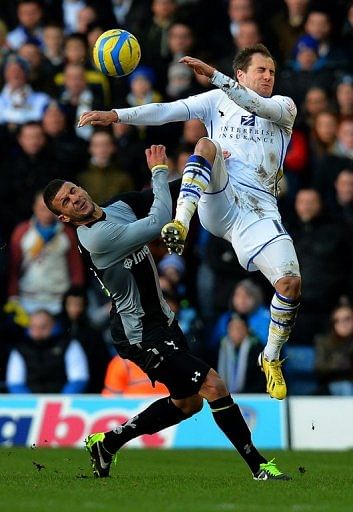 Tottenham Hotspur&#039;s Kyle Walker (L) fights for the ball with Leeds United&#039;s Luke Varney, in Leeds, on January 27, 2013