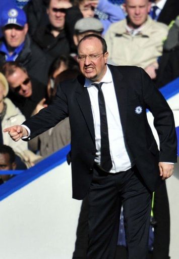 Chelsea&#039;s Rafael Benitez gestures to players in London on February 17, 2013