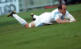 Banned Italy captain Parisse out of Six Nations