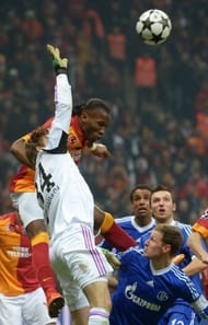 Schalke keeper Timo Hildebrand (L) jumps for the ball with Galatasaray's Didier Drogba in Istanbul on February 20, 2013