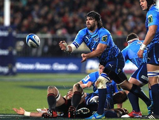 Jacques Potgieter of the Northern Bulls makes a pass against the Canterbury Crusaders, in Christchurch, on July 21, 2012