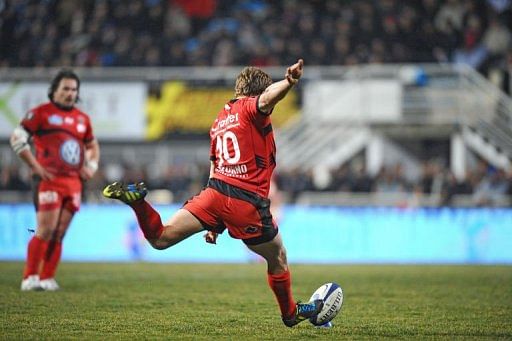 Toulon&#039;s fly half Jonny Wilkinson kicks the ball during a top 14 rugby match in Castres, on February 22, 2013