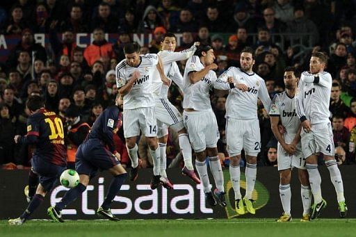 Barcelona&#039;s Lionel Messi (L) takes a free-kick at the Camp Nou stadium in Barcelona on February 26, 2013