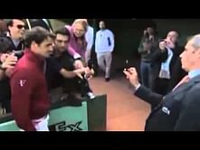 Video: Federer fan takes an embarrassing tumble