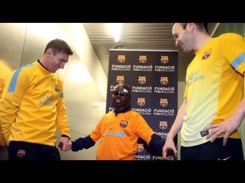 Blind boy visits FC Barcelona, recognizes players by using his hands!