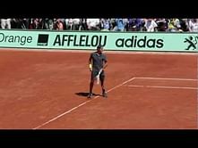 Video: Roger Federer plays tennis left-handed