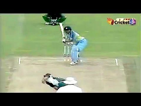 Video: Sachin Tendulkar smashes Shoaib Akhtar for four 4s!