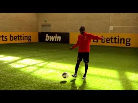 Video: Blindfold challenge featuring Cole, Yorke, Rooney, Welbeck and Chicharito