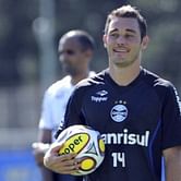 Ex-Liverpool defender Aurelio set for Gremio debut
