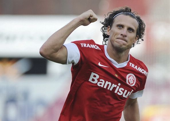 Forlan double sends Internacional into final