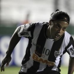 Ronaldinho keeps Mineiro on top in Libertadores