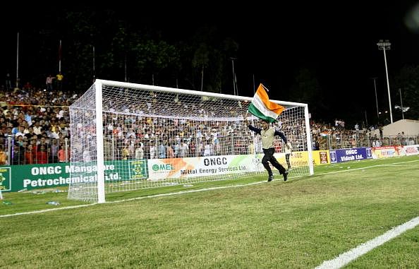 How does one become a football fan in India?