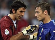 Italian goalkeeper Gianluigi Buffon (L)