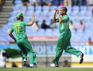 South African bowler Rory Kleinveldt (R)