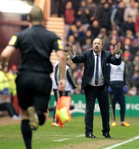 Chelsea interim head coach Rafael Benitez challenges linesman, in Middlesborough, on February 27, 2013