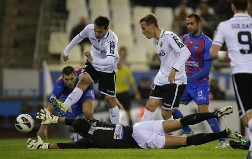 Valencia&#039;s Jonas (L) shoots to score against Levante UD at the Mestalla stadium in Valencia on March 2, 2013