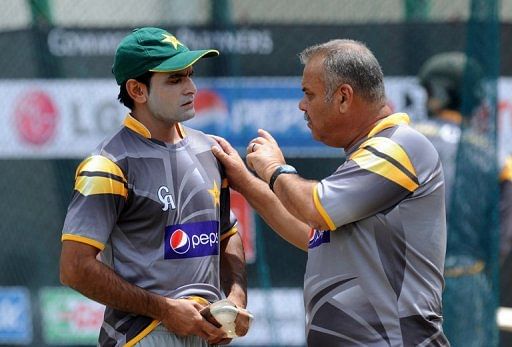 Pakistan&#039;s Mohammad Hafeez (left) talks with Dav Whatmore during a training session in Pallekele, on September 24, 2012