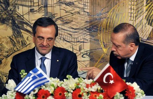Antonis Samaras (L) and Recep Tayyip Erdogan signs a contract in Istanbul on March 4, 2013