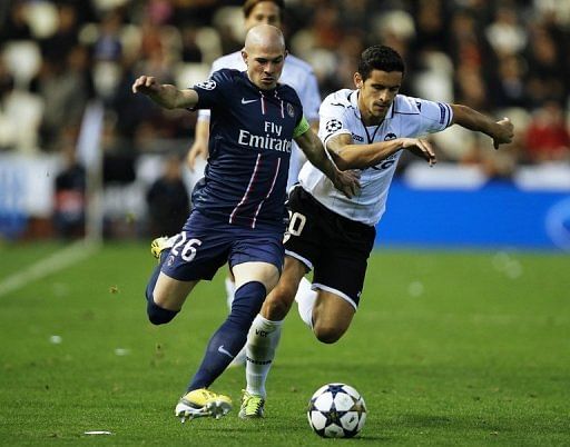 PSG&#039;s Christophe Jallet (L) fights for the ball with Valencia&#039;s Ricardo Costa during the first leg on February 12, 2013
